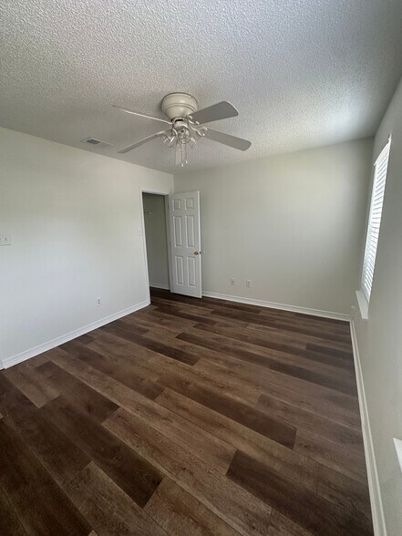 Building Photo - 405 Belle Chase Ct S