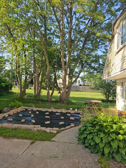 Building Photo - 19 Lloyd Dr