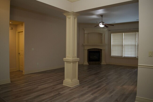 Building Photo - Marvelous 3 Bedroom House In Mill Creek Ma...
