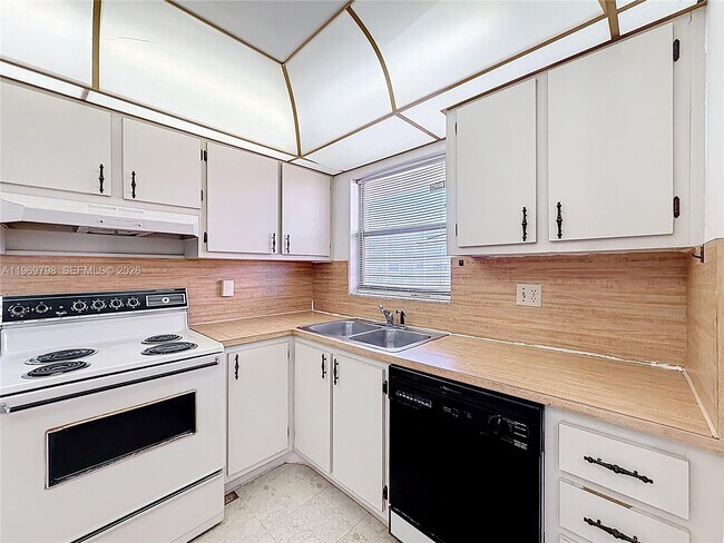 Building Photo - 6750 Royal Palm Blvd