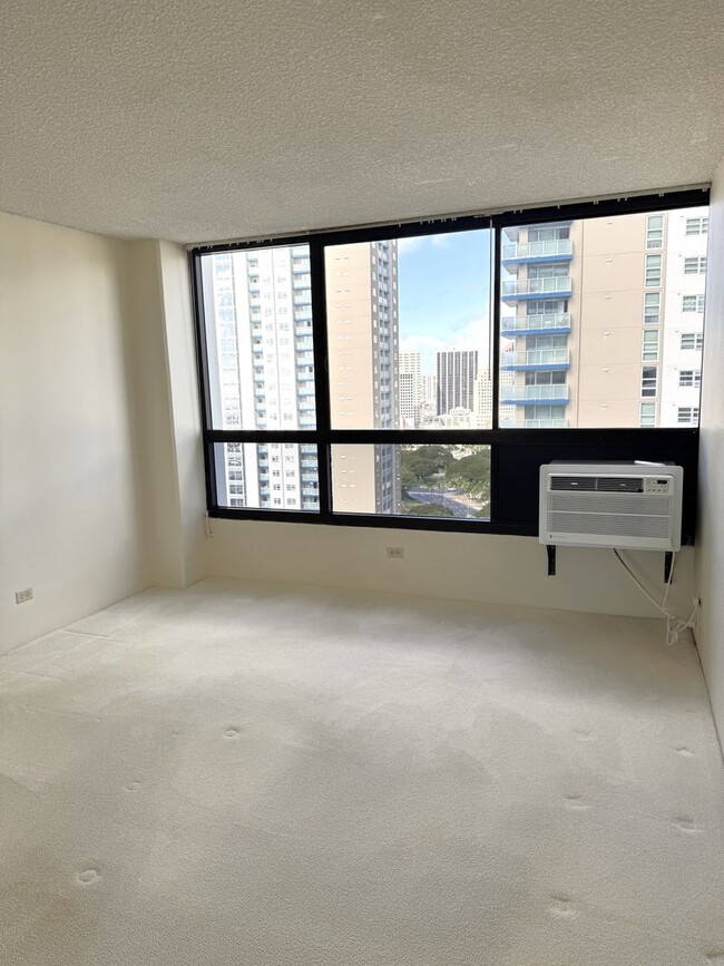 Building Photo - Royal Capitol Plaza - One bedroom, one bat...