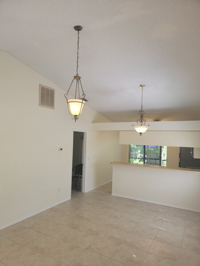 Building Photo - 945 Burlwood St