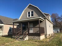 Building Photo - Fantastic 4 bedroom 2 full bath,