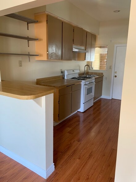 Kitchen - 206 Columbia Ave