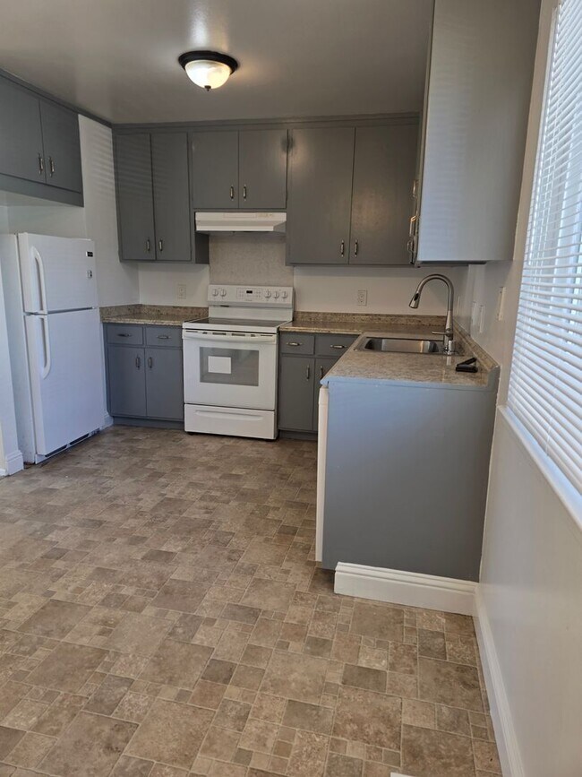 Building Photo - MG11-1036-1038 Dodge Drive