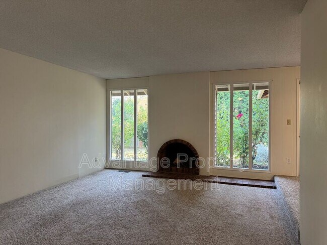 Building Photo - 1440 NW Meadowgreen Pl