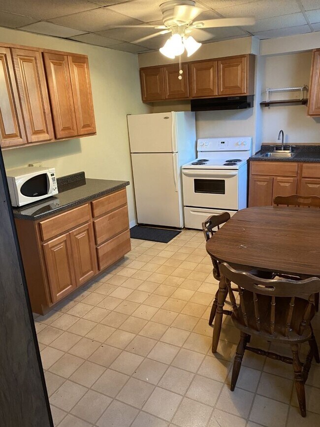 Building Photo - Fully Furnished 2 room efficiency