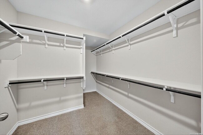 Building Photo - Open Floor Plan 4 Bed/2.5 Bath Home in Alamo Ranch