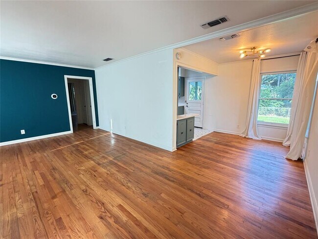 Building Photo - 6004 Woodview Ave