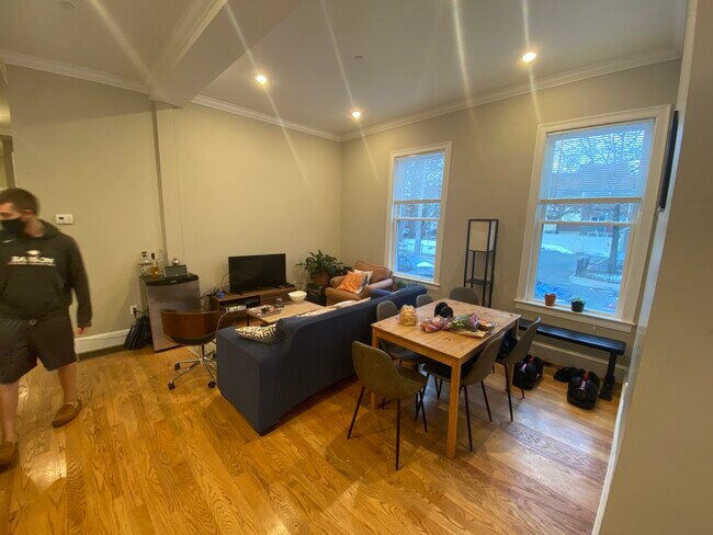 Building Photo - 183 River St