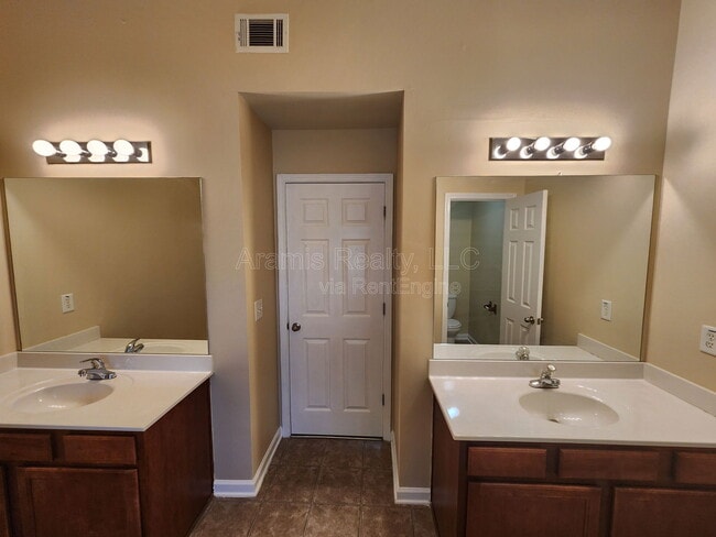 Building Photo - 1428 Autumn Wood Trail