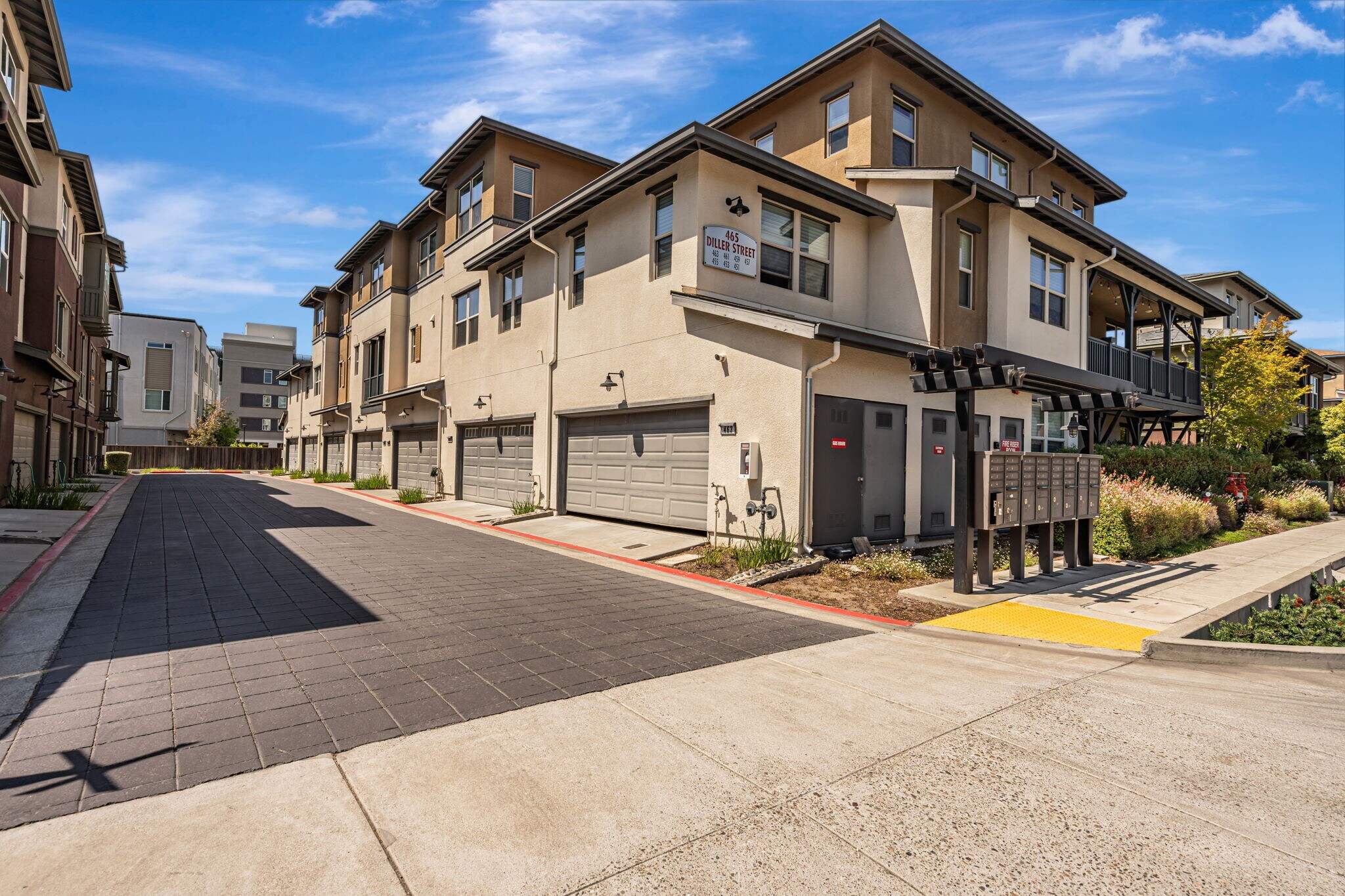 Building Photo - 457 Diller St
