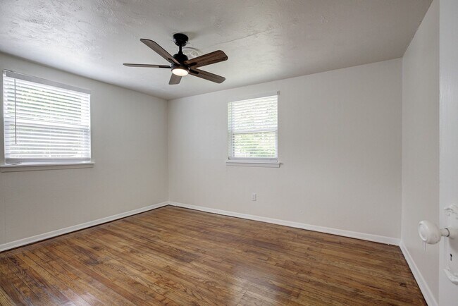 Building Photo - N Willow Ave Duplex