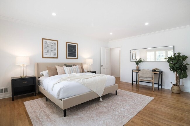 Building Photo - Gated Brentwood Circle Family Home