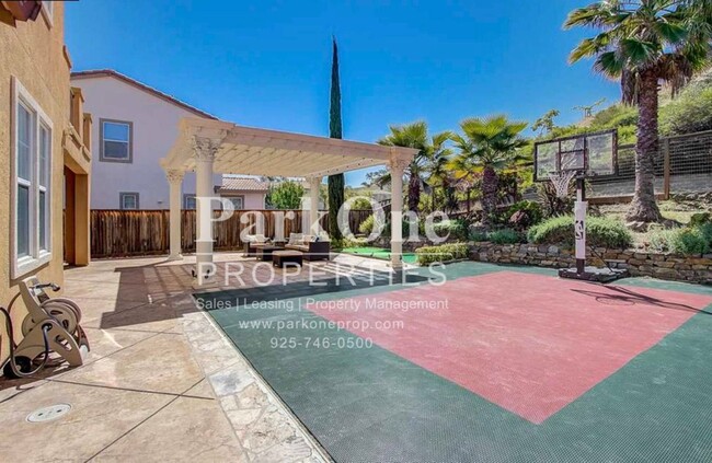 Building Photo - Stunning Montecito Home with Lime Ridge Trail Access