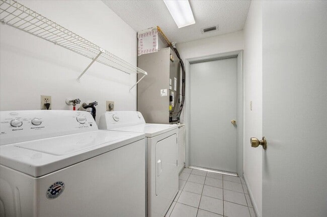 Building Photo - 2216 Amesbury Ct