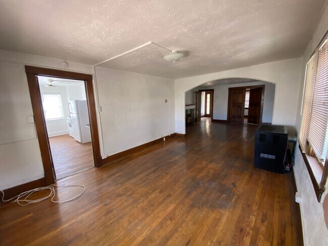 Building Photo - Spacious 3-Bedroom