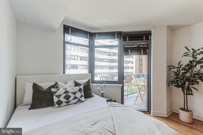 Building Photo - 1117 10th St NW