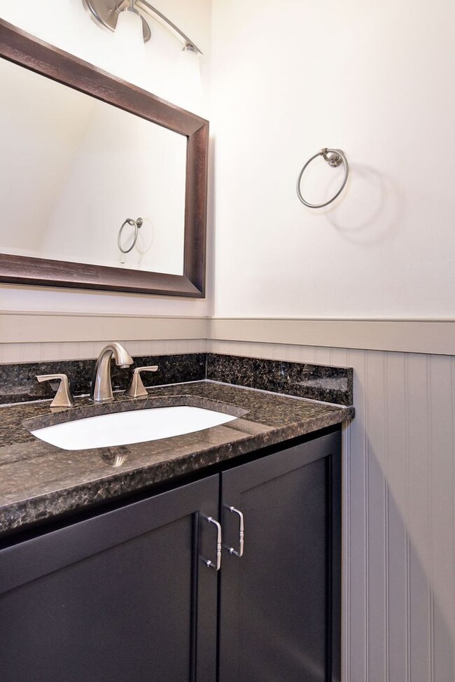 Building Photo - Nicely Updated Townhome