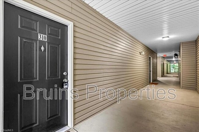 Building Photo - 7104 W Friendly Ave