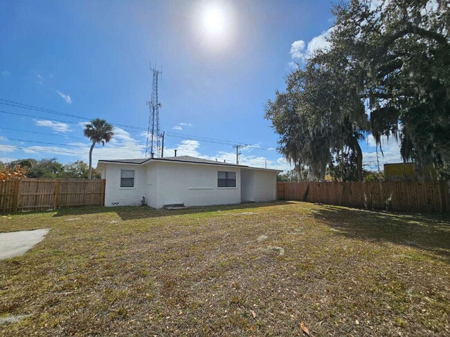 Building Photo - Fully fenced in Titusville