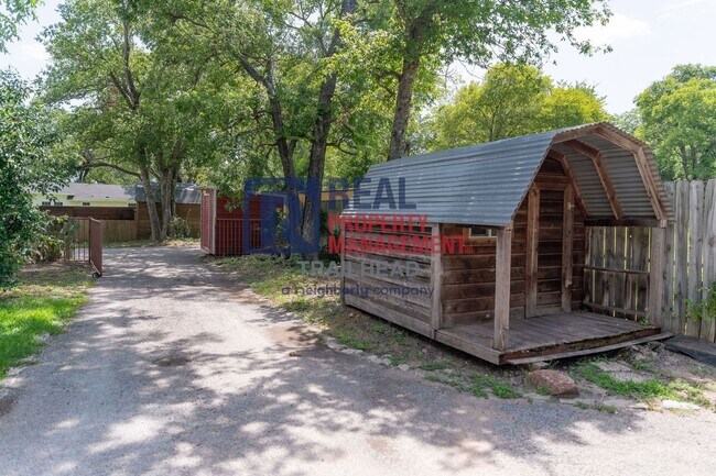 Building Photo - Cozy 2 Bedroom Home Near Historic Downtown Glen Rose