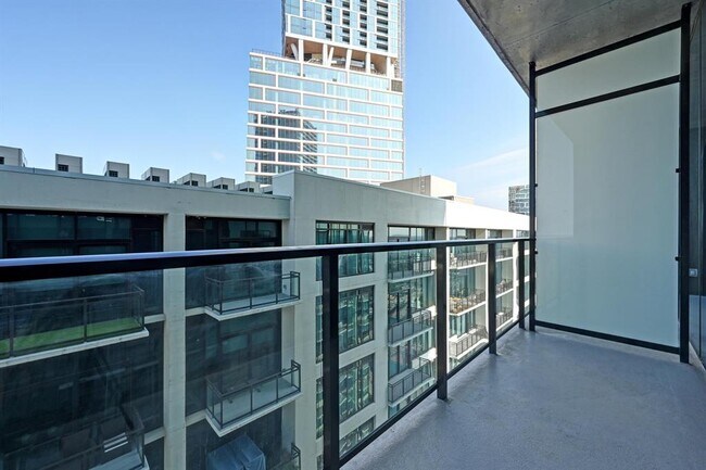 Building Photo - 610 Davis St