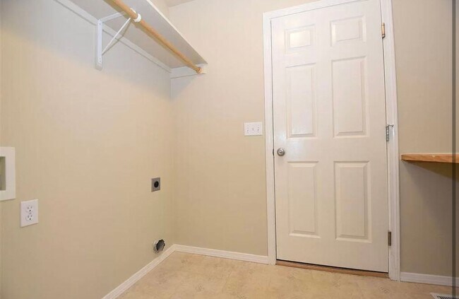 Building Photo - 3341 N Maplestone Ave