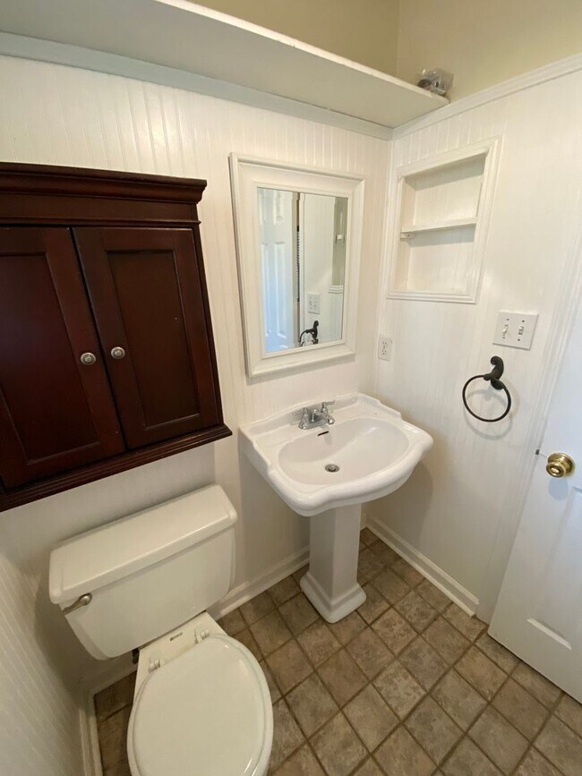 Building Photo - Adorable 3/2 on large corner lot