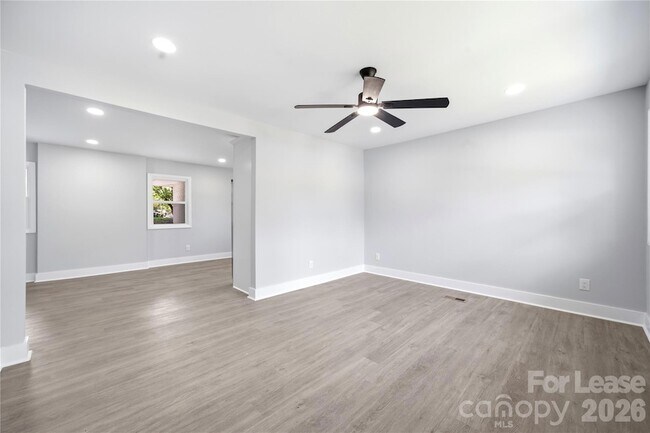 Building Photo - 553 Derrydowne Dr