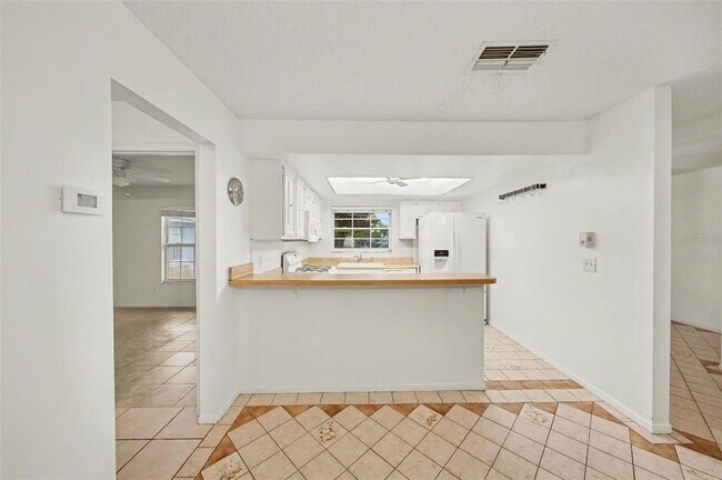 Building Photo - 5033 Loyola Ln