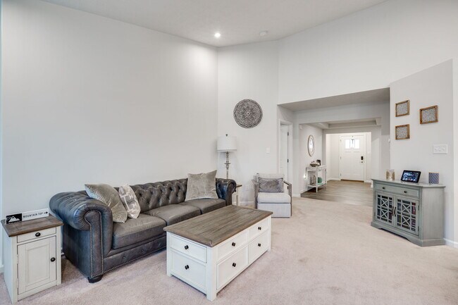 Building Photo - 194 Cresting Rd