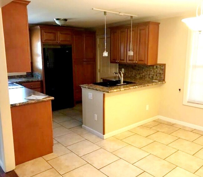 Building Photo - 3/2 Pre-leasing for August Move in!