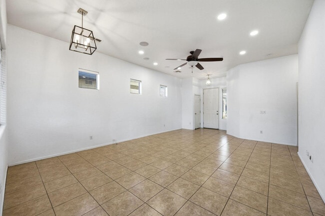 Building Photo - 906 E Sheffield Ave