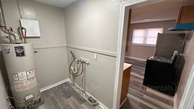 Building Photo - $950 2 bedroom / 1 bathroom - Single Family Home