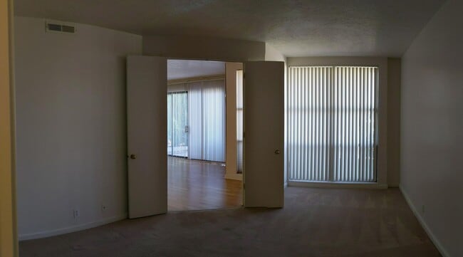 Building Photo - La Mirage 1 bedroom Condo