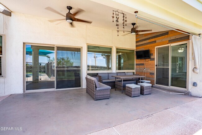Building Photo - 7033 San Marino Dr