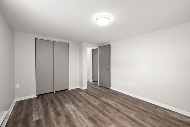 Building Photo - Completely Renovated - Roomy Bi-Level 4 be...