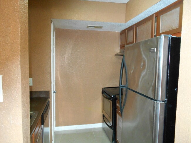 Building Photo - 9350 Country Creek Dr