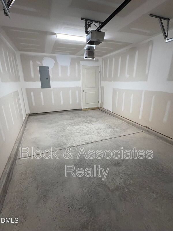 Building Photo - 721 Parc Townes Dr