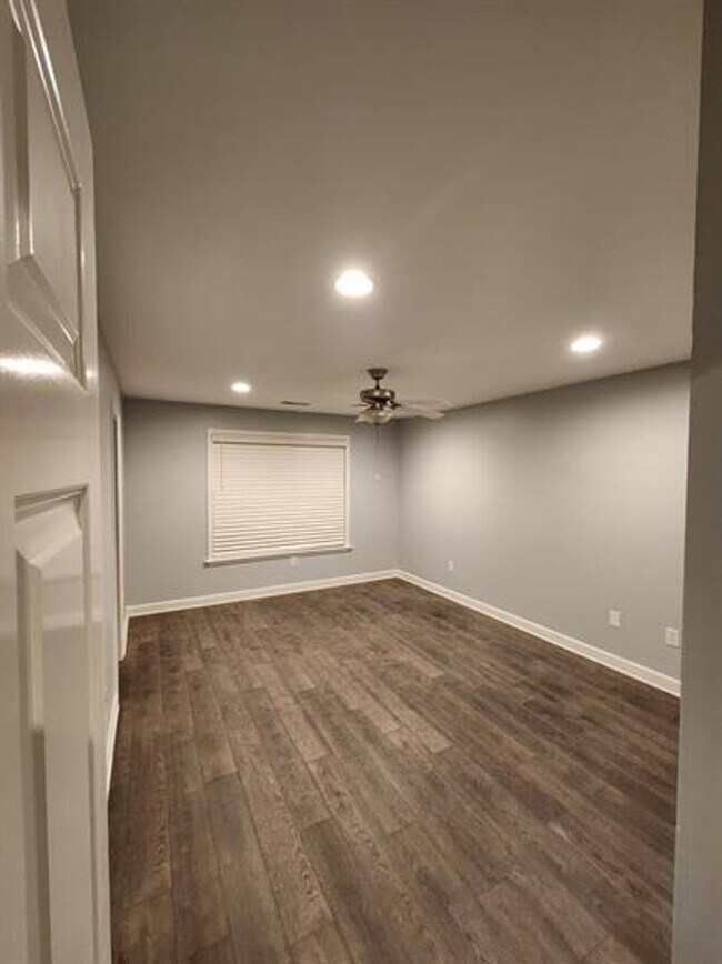 Building Photo - Spacious 3/2.5 Located Near Downtown Greenville!