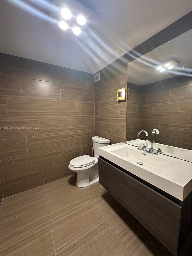 Building Photo - 5255 Collins Ave