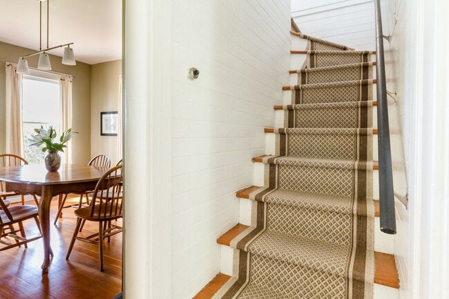 Building Photo - Madrona Home