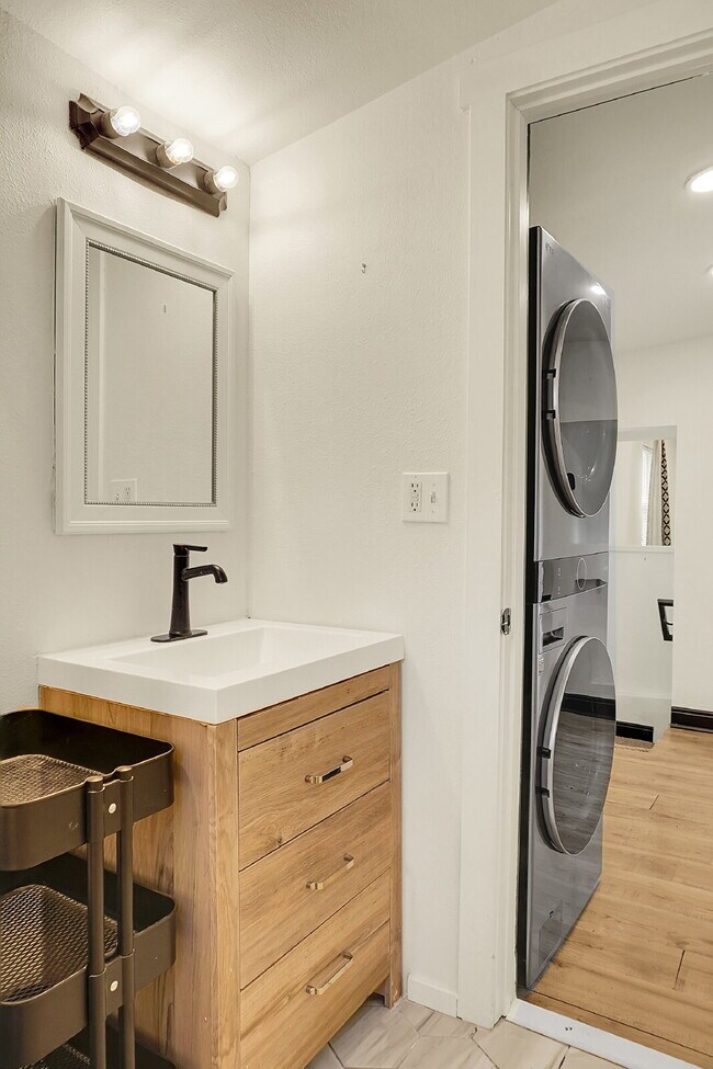 Building Photo - $1,495.00, 1-bed, 1-bath newly renovated l...