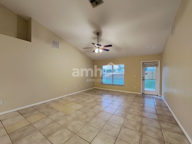 Building Photo - 1702 SW Penrose Ave