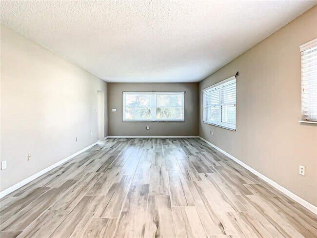 Building Photo - 4575 Cove Cir