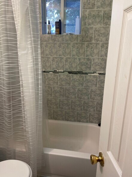 Private main floor bathroom - 976 Jerusalem Ave