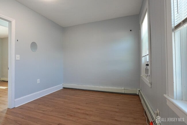 Building Photo - 1860 Woodbridge Ave