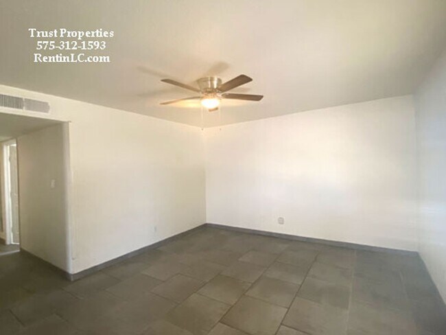 Building Photo - Super Cute 3/2 with Fridgerated AC