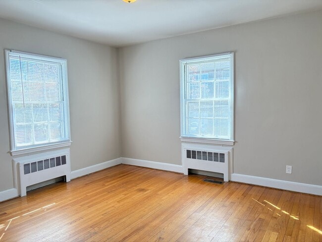 Building Photo - 2 Bedroom, 1 Bathroom Apartment in Greensboro!